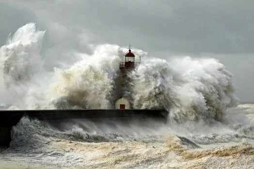 Leading_security_and_communications_professionals_discuss_how_to_recognize_potential_threats_and_prevent_them_from_becoming_full-blown_crises.jpg giant wave- JConnelly blog-